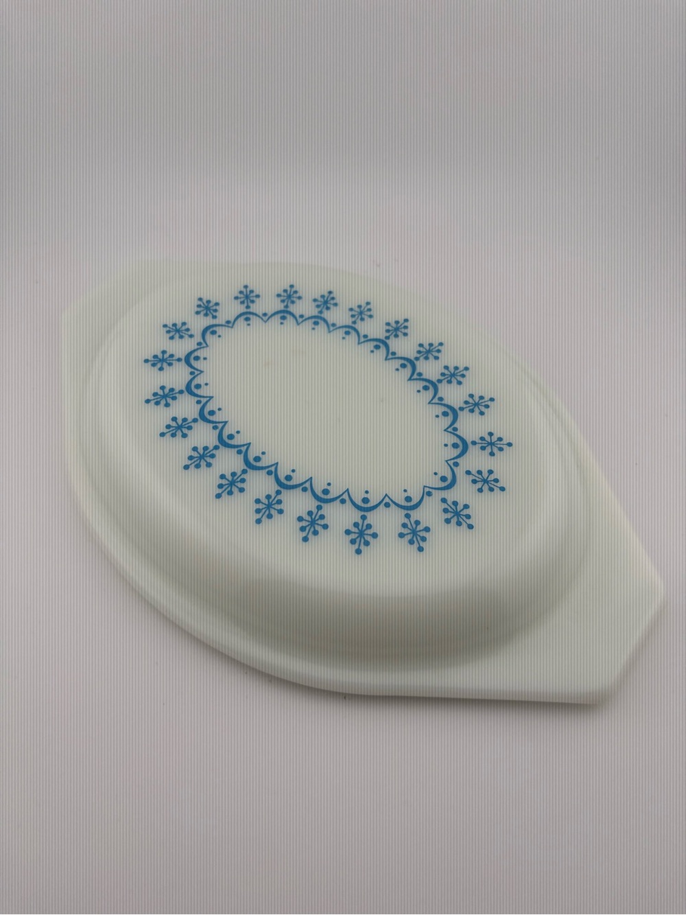 Pyrex Snowflake Garland/Blue Snowflake Oval Casserole Lid 943